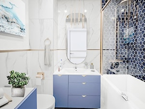 Niebieska łazienka glamour z akcentami złota - zdjęcie od Vimko Projektowanie Wnętrz
