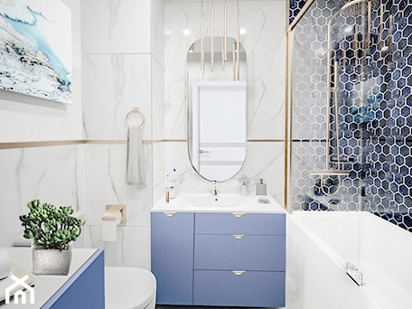 Aranżacje wnętrz - Łazienka: Niebieska łazienka glamour z akcentami złota - Vimko Projektowanie Wnętrz. Przeglądaj, dodawaj i zapisuj najlepsze zdjęcia, pomysły i inspiracje designerskie. W bazie mamy już prawie milion fotografii!