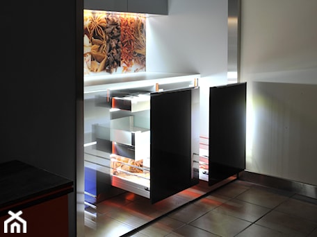 Aranżacje wnętrz - Kuchnia: oświetlenie ledowe szuflad - SLS Meble- kuchnie, meble na wymiar. Przeglądaj, dodawaj i zapisuj najlepsze zdjęcia, pomysły i inspiracje designerskie. W bazie mamy już prawie milion fotografii!
