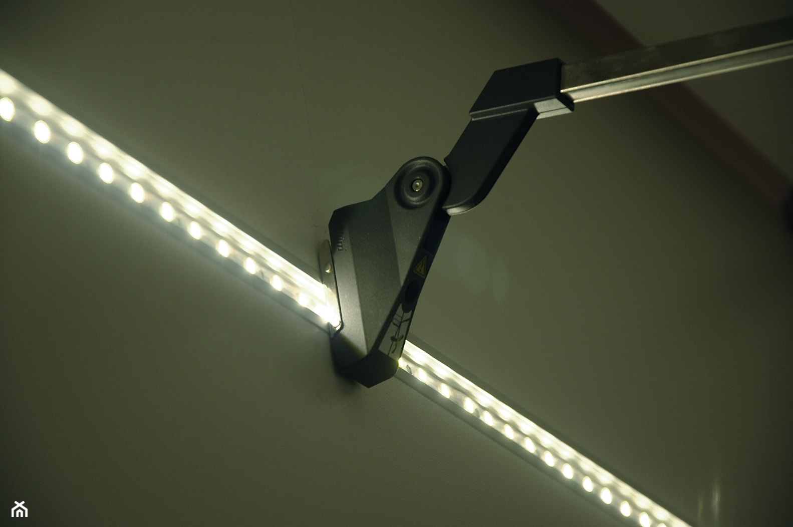 oświetlenie ledowe wnętrza szafki- LIGHT LIFT - zdjęcie od SLS Meble- kuchnie, meble na wymiar - Homebook