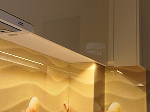 szyba z nadrukiem- wypełnienie pomiędzy szafkami - zdjęcie od SLS Meble- kuchnie, meble na wymiar