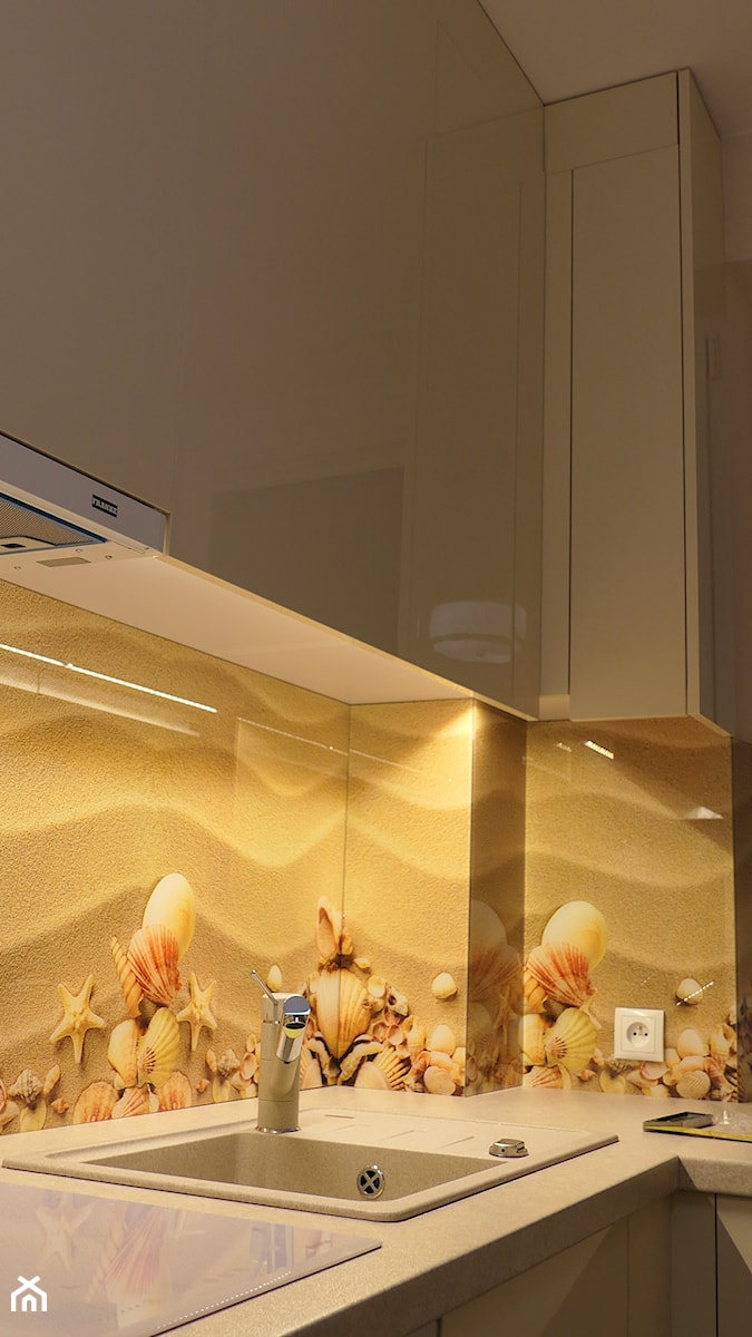 szyba z nadrukiem- wypełnienie pomiędzy szafkami - zdjęcie od SLS Meble- kuchnie, meble na wymiar