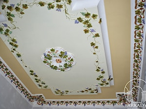 Dekoracyjny sufit z motywem winnych latorośli. - zdjęcie od Arkady Sztukaterie