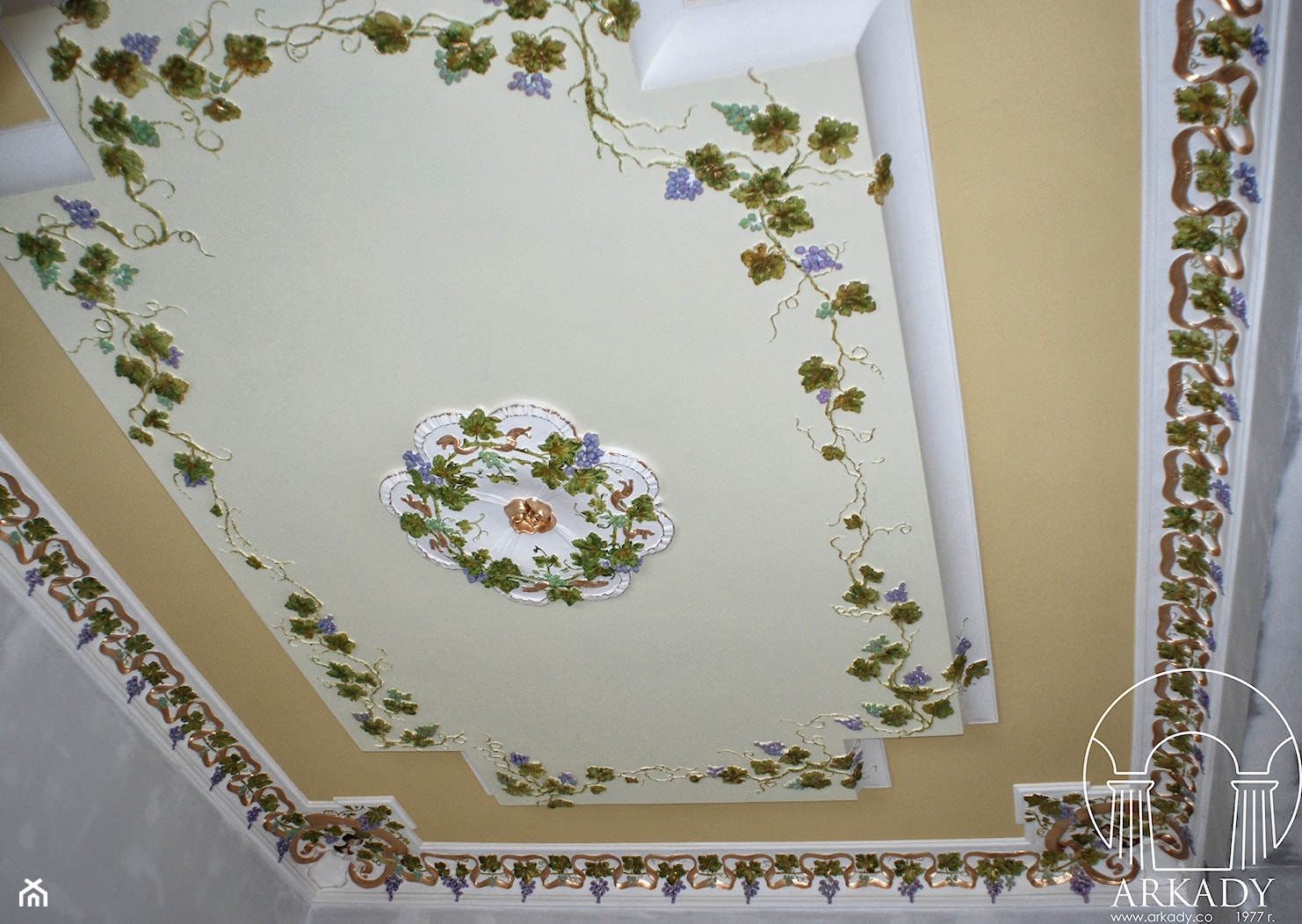 Dekoracyjny sufit z motywem winnych latorośli. - zdjęcie od Arkady Sztukaterie - Homebook