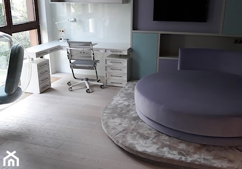 Kolekcja Saviano w wysokiej selekcji A+, kolor: Mega Snow - Średnia biała z biurkiem sypialnia - zdjęcie od Vip Parkiet