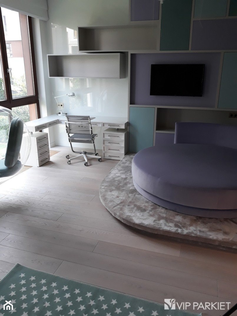 Kolekcja Saviano w wysokiej selekcji A+, kolor: Mega Snow - Średnia biała z biurkiem sypialnia - zdjęcie od Vip Parkiet