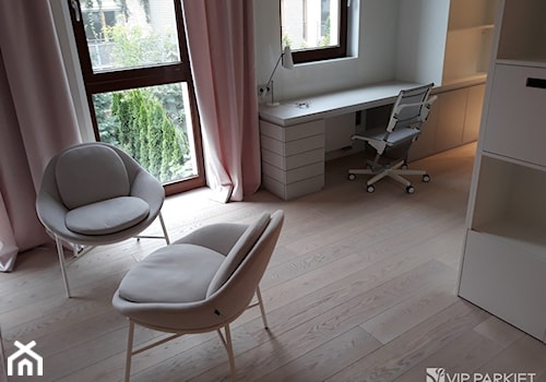 Kolekcja Saviano w wysokiej selekcji A+, kolor: Mega Snow - Średnie w osobnym pomieszczeniu z zabudowanym biurkiem szare biuro - zdjęcie od Vip Parkiet