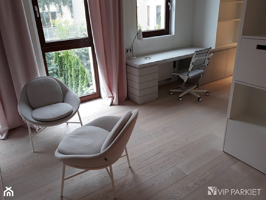 Kolekcja Saviano w wysokiej selekcji A+, kolor: Mega Snow - Średnie w osobnym pomieszczeniu z zabudowanym biurkiem szare biuro - zdjęcie od Vip Parkiet