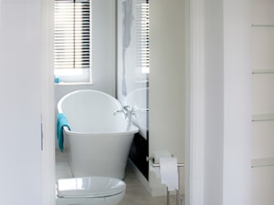 WILLA URSYNÓW - Mała na poddaszu łazienka z oknem, styl tradycyjny - zdjęcie od DziKa Architektura