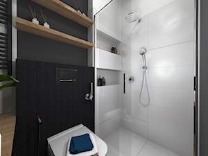 Łazienka czarno biała z akcentem drewna - Mała bez okna łazienka - zdjęcie od Projektowanie Wnetrz Online