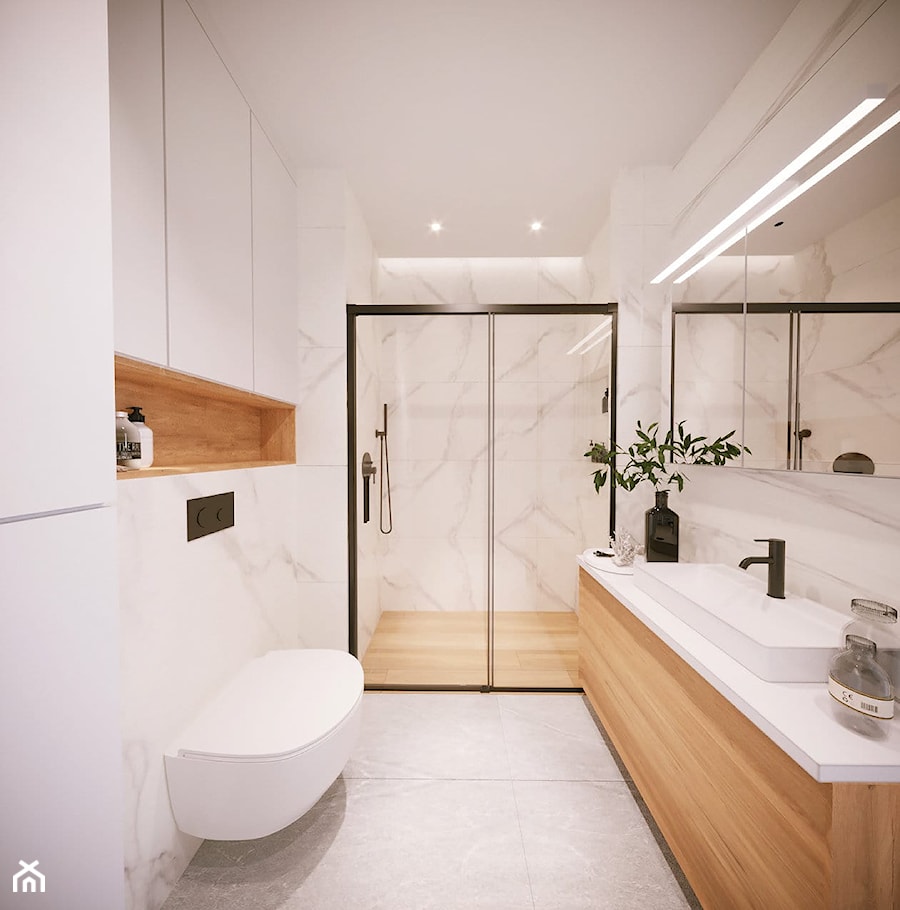 Projekt małego mieszkania w bieli i drewnie z akcentami czerni - Łazienka, styl nowoczesny - zdjęcie od Projektowanie Wnetrz Online