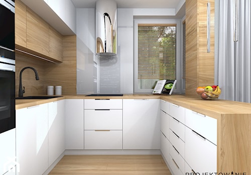 Kuchnia w bieli, drewnie, ściana tablicówka oraz okap tuba - zdjęcie od Projektowanie Wnetrz Online