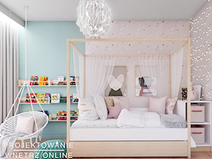 Aranżacja pokoju dziewczynki w pastelach na poddaszu - Pokój dziecka, styl skandynawski - zdjęcie od Projektowanie Wnetrz Online