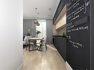 Projekt kuchni w czerni i drewnie - Średnia otwarta z salonem czarna z zabudowaną lodówką z podblatowym zlewozmywakiem kuchnia jednorzędowa z oknem - zdjęcie od Projektowanie Wnetrz Online