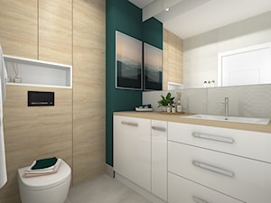 Łazienka w drewnie i bieli - Średnia bez okna z lustrem z punktowym oświetleniem łazienka - zdjęcie od Projektowanie Wnetrz Online
