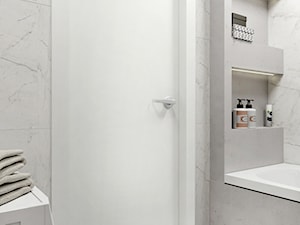 Łazienka w bieli - Mała bez okna z pralką / suszarką łazienka - zdjęcie od Projektowanie Wnetrz Online