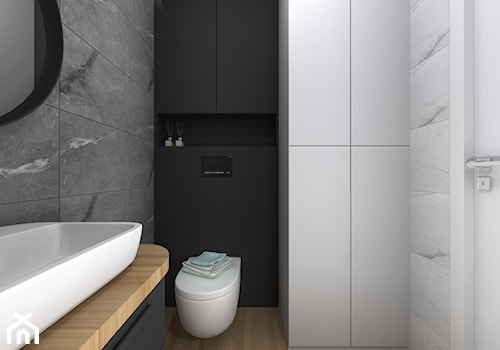 Projekt łazienki czarno-białej z podłogą w płytkach drewnopodobnych - zdjęcie od Projektowanie Wnetrz Online