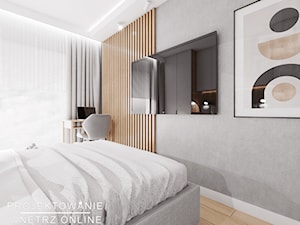 Projekt małego mieszkania w szarościach i drewnie - Sypialnia, styl nowoczesny - zdjęcie od Projektowanie Wnetrz Online