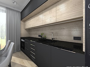 Projekt kuchni w czerni i drewnie - Średnia otwarta szara z zabudowaną lodówką z podblatowym zlewozmywakiem kuchnia jednorzędowa z oknem - zdjęcie od Projektowanie Wnetrz Online