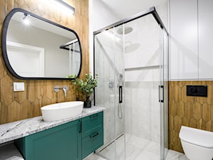 Łazienka w szarości i drewnie, z wanną i prysznicem