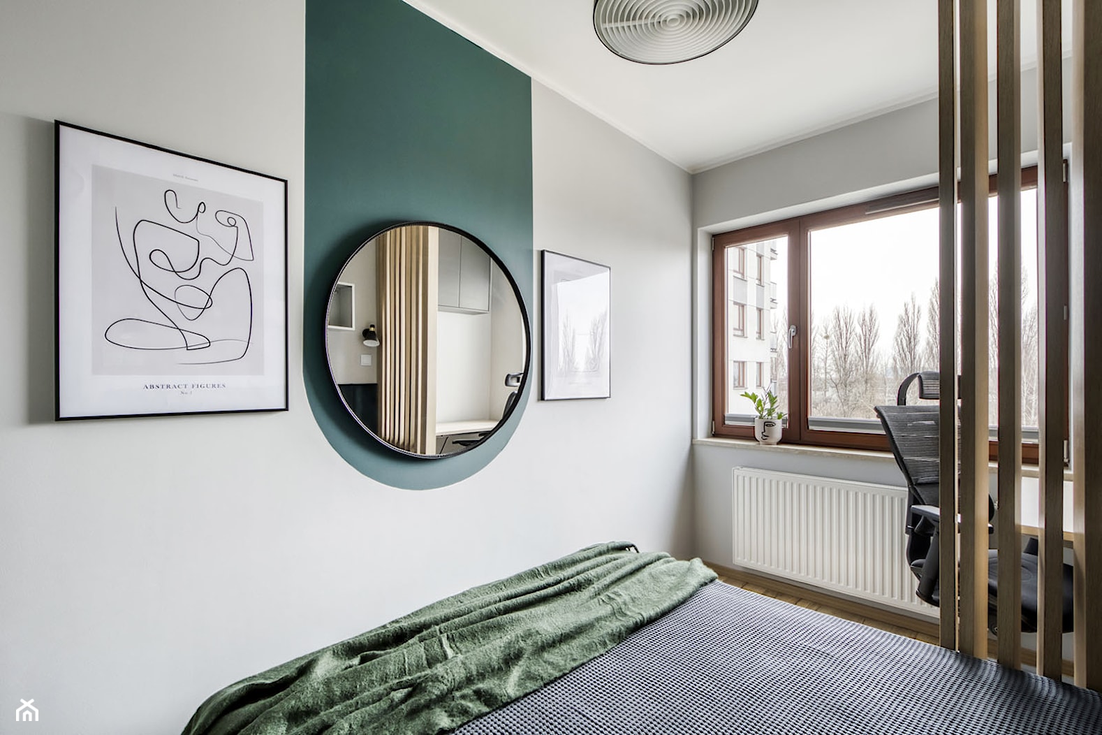mała sypialnia w zieleni z miejscem do pracy - zdjęcie od Wydział Spraw Wewnętrznych - Homebook