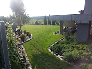 Nowoczesny ogród przy domu w zabudowie bliżniaczej - zdjęcie od ogrodyolsztyna