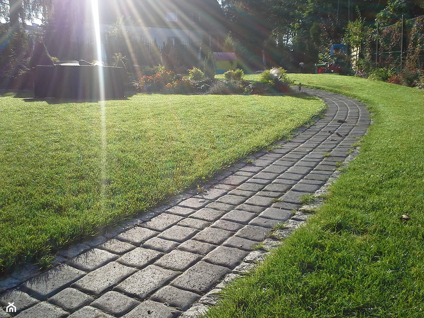 Odnowiony ogród w stylu nowoczesnym - zdjęcie od ogrodyolsztyna - Homebook