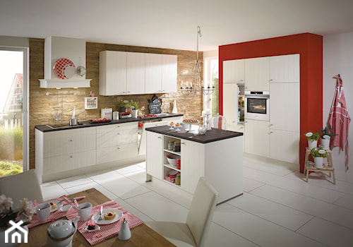 VerleKuchen_model_Flair424 - Duża otwarta biała czerwona z zabudowaną lodówką z nablatowym zlewozmywakiem kuchnia w kształcie litery l z wyspą lub półwyspem z oknem, styl nowoczesny - zdjęcie od Verle Küchen
