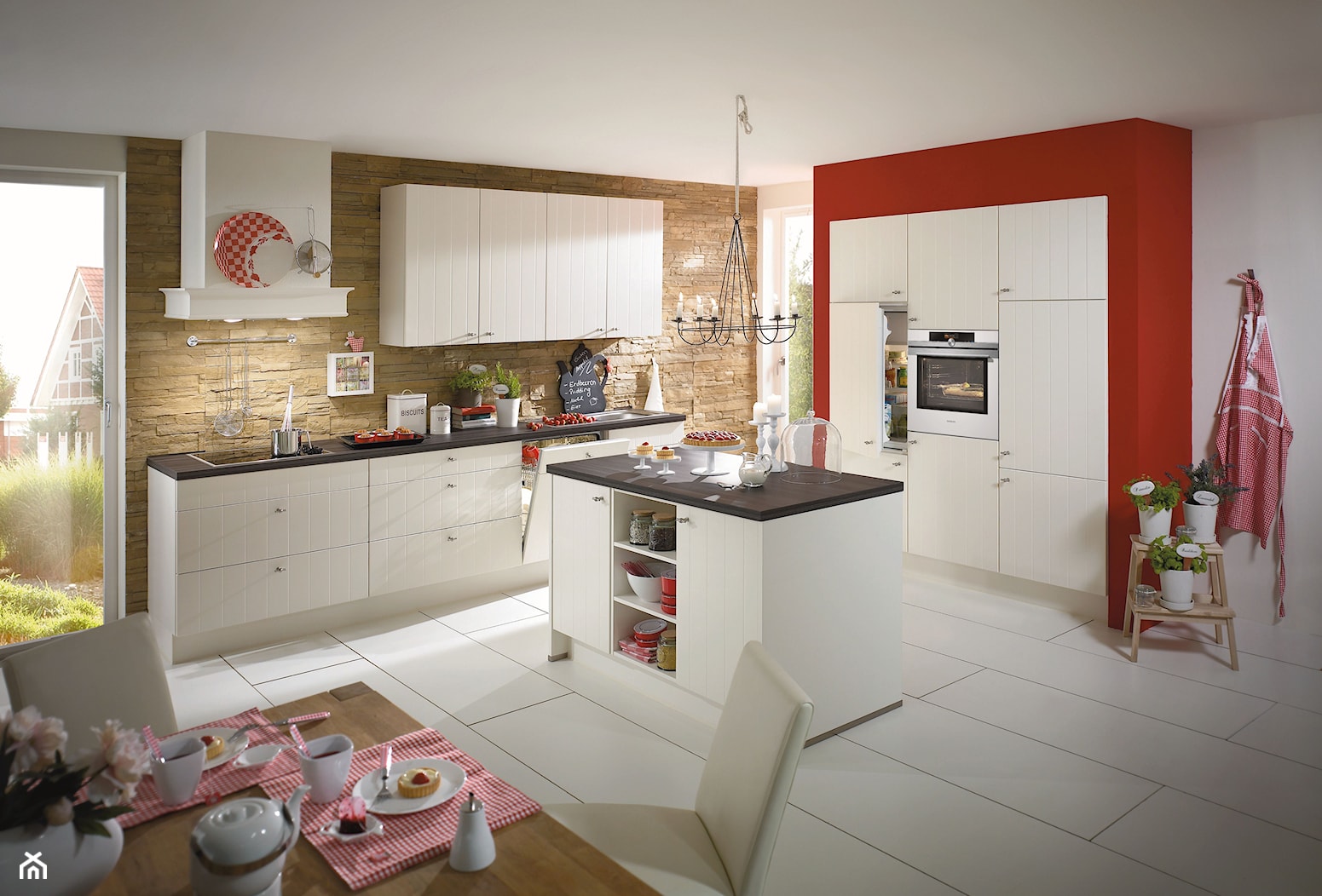 VerleKuchen_model_Flair424 - Duża otwarta biała czerwona z zabudowaną lodówką z nablatowym zlewozmywakiem kuchnia w kształcie litery l z wyspą lub półwyspem z oknem, styl nowoczesny - zdjęcie od Verle Küchen - Homebook
