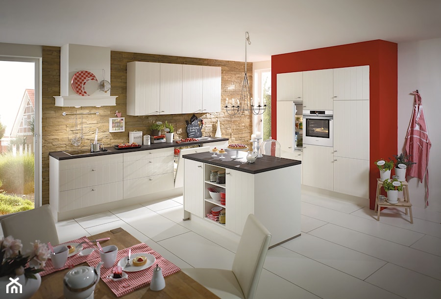 VerleKuchen_model_Flair424 - Duża otwarta biała czerwona z zabudowaną lodówką z nablatowym zlewozmywakiem kuchnia w kształcie litery l z wyspą lub półwyspem z oknem, styl nowoczesny - zdjęcie od Verle Küchen