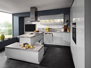 VerleKuchen_model_Lux819 - Średnia otwarta z salonem czarna z zabudowaną lodówką z lodówką wolnostojącą z nablatowym zlewozmywakiem kuchnia w kształcie litery u z oknem, styl nowoczesny - zdjęcie od Verle Küchen