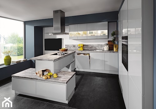 VerleKuchen_model_Lux819 - Średnia otwarta z salonem czarna z zabudowaną lodówką z lodówką wolnostojącą z nablatowym zlewozmywakiem kuchnia w kształcie litery u z oknem, styl nowoczesny - zdjęcie od Verle Küchen