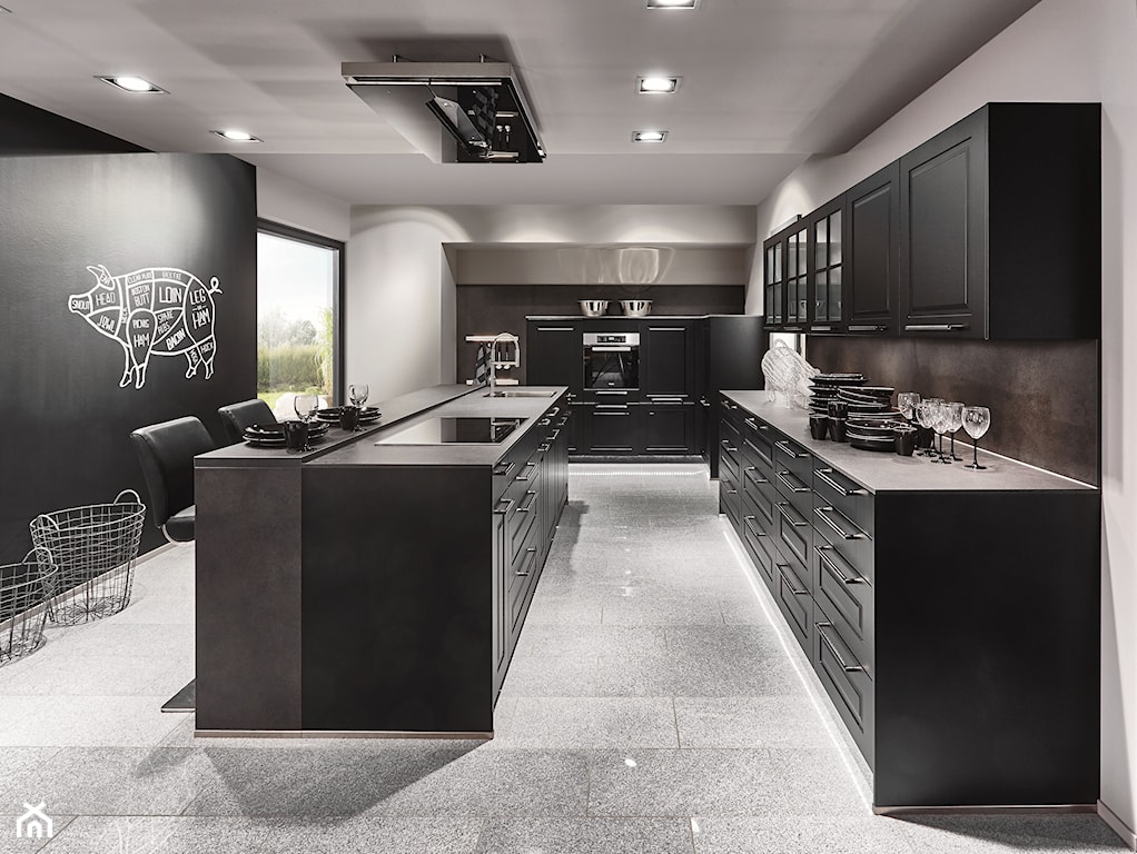 czarne meble kuchenne w stylu nowoczesnym, szare płytki podłogowe, czarna ściana