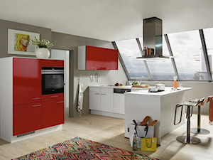 VerleKuchen_model_Flash501 - Średnia otwarta z salonem szara z zabudowaną lodówką z nablatowym zlewozmywakiem kuchnia w kształcie litery u z oknem, styl nowoczesny - zdjęcie od Verle Küchen
