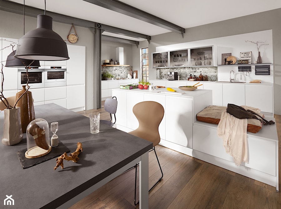 VerleKuchen_model_Inline551 - Duża otwarta z salonem biała szara z zabudowaną lodówką kuchnia w kształcie litery l z wyspą lub półwyspem z oknem z marmurem nad blatem kuchennym, styl nowoczesny - zdjęcie od Verle Küchen