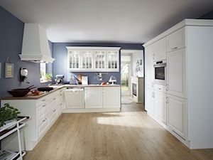 Kuchnie w stylu klasycznym - Zamknięta szara z zabudowaną lodówką z lodówką wolnostojącą kuchnia w kształcie litery u, styl tradycyjny - zdjęcie od Verle Küchen