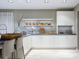 VerleKuchen_model_Flair424 - Średnia otwarta z salonem biała szara z zabudowaną lodówką kuchnia w kształcie litery l z oknem, styl minimalistyczny - zdjęcie od Verle Küchen