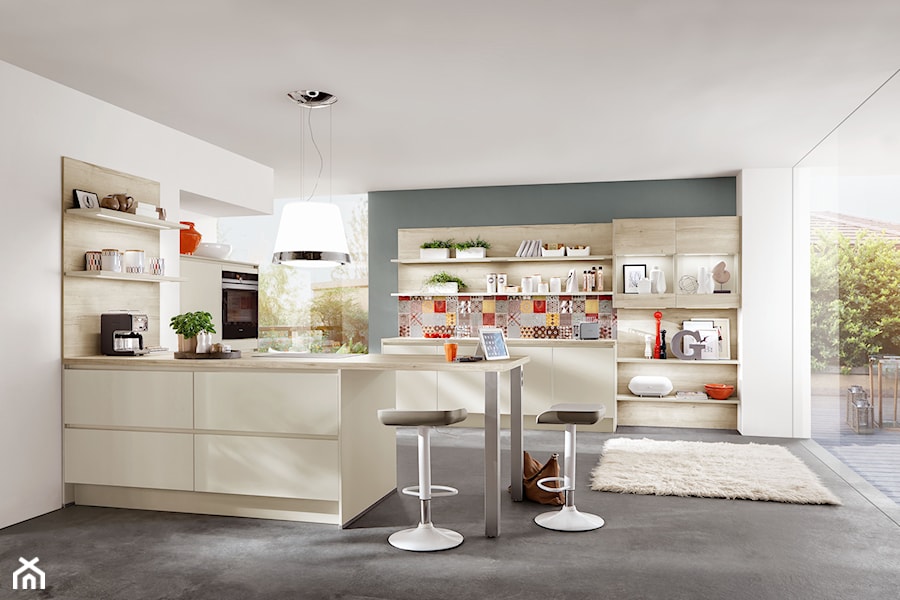 VerleKuchen_model_Touch335 - Duża otwarta z salonem biała szara z zabudowaną lodówką kuchnia w kształcie litery l jednorzędowa z oknem, styl skandynawski - zdjęcie od Verle Küchen