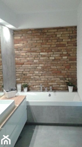 Nowoczesna łazienka z wykorzystaniem klasycznych materiałów dekoracyjnych - zdjęcie od STARECEGLY.com - Homebook