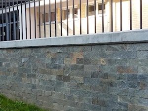 Ciekawe rozwiązanie dekoracji ściany tarasu płytkami z kamienia naturalnego - łupkiem Deoli Green