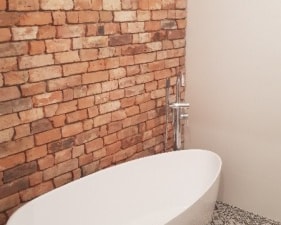 Ekskluzywna aranżacja łazienki nieregularnymi płytkami Stary Mur - zdjęcie od STARECEGLY.com