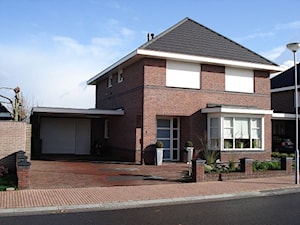 Dom, podjazd i ogrodzenie fantastycznie zaaranżowane płytkami z cegły klinkierowymi Limburgs Oranje Bont