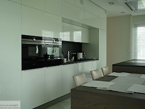 Multiroom realizujący nagłośnienie domu - Duża otwarta szara z zabudowaną lodówką kuchnia jednorzędowa z wyspą lub półwyspem z oknem - zdjęcie od akwaaudio