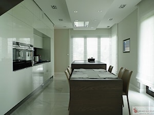 Multiroom realizujący nagłośnienie domu - Duża zamknięta z kamiennym blatem szara z zabudowaną lodówką kuchnia jednorzędowa z wyspą lub półwyspem z oknem - zdjęcie od akwaaudio