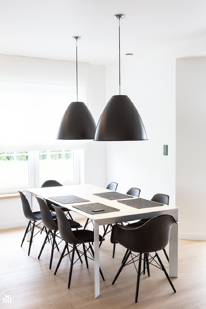 Wnętrza domu rodzinnego Wolsztyn - Średnia biała jadalnia jako osobne pomieszczenie, styl nowoczesny - zdjęcie od Ev Architects