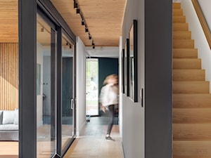 Ekorezydencja - Duży czarny hol / przedpokój, styl nowoczesny - zdjęcie od Ev Architects