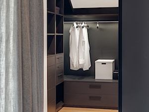 Ekorezydencja - Średnia otwarta garderoba przy sypialni, styl nowoczesny - zdjęcie od Ev Architects