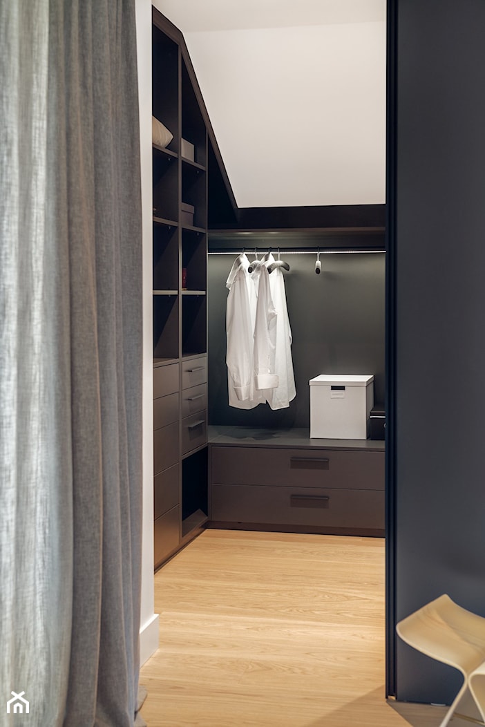 Ekorezydencja - Średnia otwarta garderoba przy sypialni, styl nowoczesny - zdjęcie od Ev Architects - Homebook