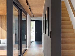 Ekorezydencja - Duży czarny hol / przedpokój, styl nowoczesny - zdjęcie od Ev Architects