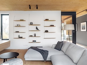 Ekorezydencja - Mały biały czarny salon, styl nowoczesny - zdjęcie od Ev Architects